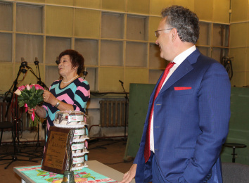 Ильшат Аминов поздравил Альфинур Хисами с победой в конкурсе "Хрустальное перо"