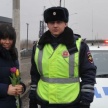 В Казани сотрудники ГИБДД дарили цветы женщинам за рулем