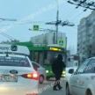 Пассажиры казанского троллейбуса вышли регулировать движение из-за неработающего светофора