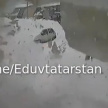 Момент схода снега с крыши на женщину с детьми в Татарстане попал на видео