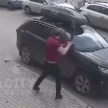 Разъяренный житель Казани с огромным тесаком разгромил автомобиль – видео
