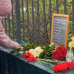В Казани в годовщину бойни в гимназии №175 появился стихийный мемориал - видео