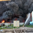 В Набережных Челнах ликвидируют крупный пожар на складе с резиной и пластиком – видео