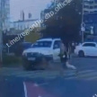 Девушка бросилась под колеса внедорожника на «зебре» в Казани – видео