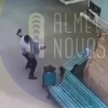 В Татарстане начальник автоколонны пытался засунуть пенсионера головой в урну - видео
