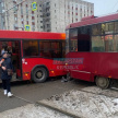  В Казани трамвай протаранил пассажирский автобус