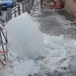 Момент падения глыбы льда на авто с людьми попал на видео в центре Казани 