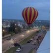 В Татарстане на видео сняли, как огромный воздушный шар приземлился между жилыми домами 