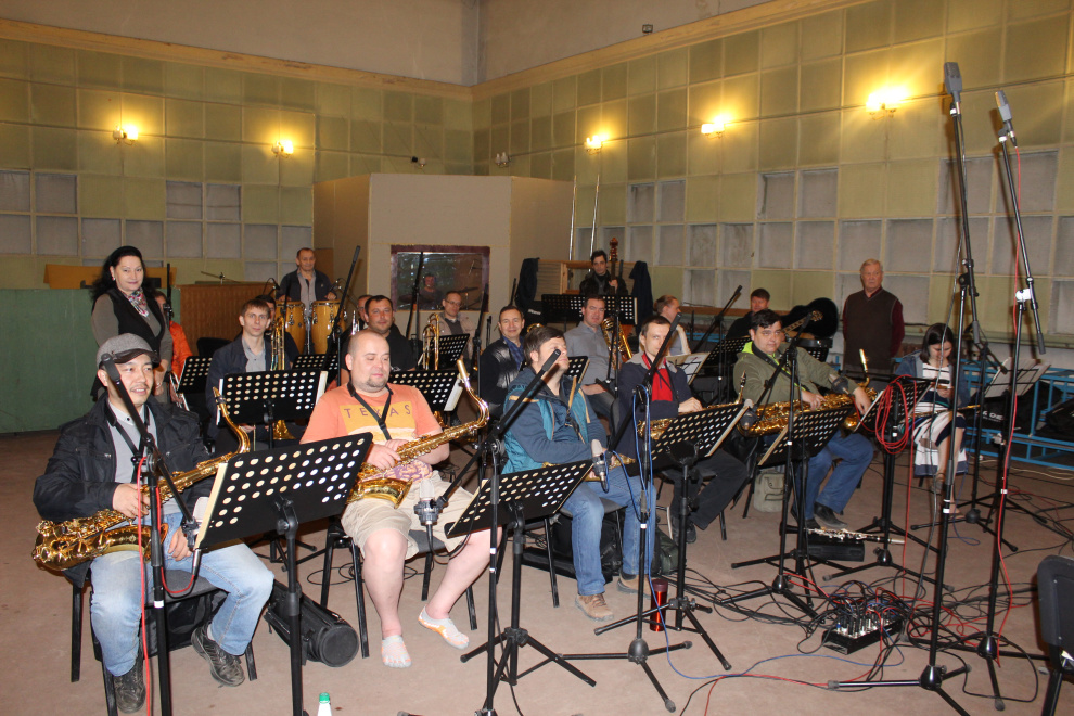 Джазовый оркестр записывает лучшие произведения именитых композиторов в звукозаписывающей студии "Болгар радиосы" 
