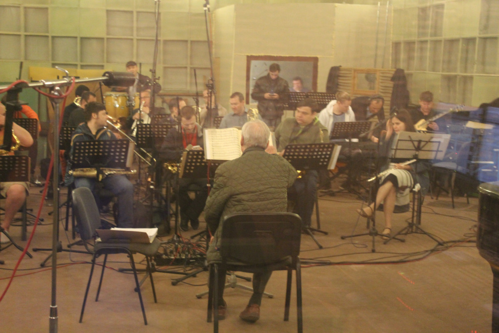 Джазовый оркестр записывает лучшие произведения именитых композиторов в звукозаписывающей студии "Болгар радиосы" 