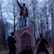 В Карелии полицейского наказали за комментарий к фото с «зигующими» у памятника бойцам из Татарстана подростками