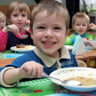 В России качеством питания детей в государственных детсадах довольны только две трети родителей